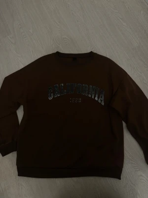 Brun hoodie  - Säljer en brun, varm, oversized hoodie i size M från H&M. 