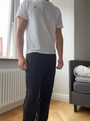 Svarta linnebyxor från H&M - Snygga linnebyxor som är versatilar, funkar till nästan vad som, varmare klimat, sova, chill outfit och något skönt som man bara kan dra på sig! 