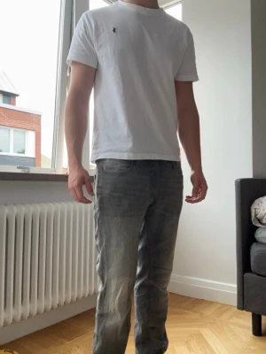 Grå tvättade Jack & Jones jeans - Säljer ett par grå Jack & Jones jeans med en snygg tvättad look! Är i modellen Tim som ska vara slim fit men skulle säga de är lite lösare!!! De e super feta och kan användas för o matcha med vad som!!!                                                             Kom pm för frågor!!!