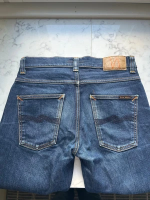 Nudie Dry Grim Tim - Nudie Grim Tim Jeans Modell: Grim Tim Färg: Mörkblå Storlek: w30 l30 Skick: 9/10 Material: Dry True Navy