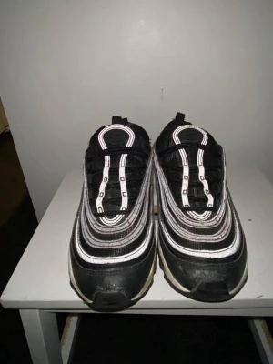 Nike airmax 97 - Hej säljer mina skor eftersom dom är väldigt små på mig men använda fåtal par gånger de är storlek 38 men passar ungerfär 37-36 också skriv till mig via intresse/frågor