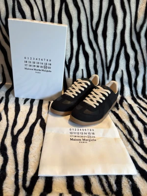 Maison Margiela - Helt nya Maison Margiela aldrig använda ✅ Storlek 42 ✅Ingår gör Box & dustbag ✅ Ingen defekt eller skada ✅ Hör av dig 🤝