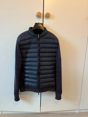 Woolrich cardigan - Säljer denna snygga cardiganen från woolrich. Jackan är i bra skick men man kan se tecken på användning om man kollar tillräckligt noga. Nypriset på dessa låg på ungefär 6000 kr. För fler frågor är det bara att skriva 🙌