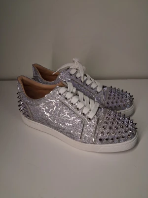 Silver louboutin  - Storlek 38,5. Som nya. Bara snabba affärer!!!