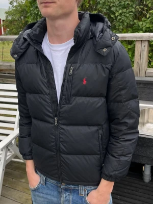 Polo ralph lauren dunjacka - Varm och skön L i barnstorlek, motsvarar XS i herr 100% äkta med bevis Modellen är 180cm och 66kg Allt är helt och fullt fungerande endast lite fläckig på vissa ställen men inget som påverkar helhetsintrycket Lämna gärna bud!