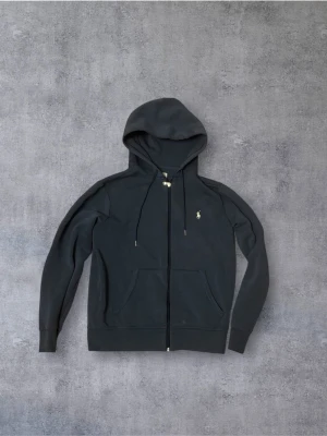 Ralph Lauren hoodie  - Ralph Lauren Hoodie – Blå  Klassisk blå Ralph Lauren-hoodie i en stilren och tidlös design. Köpt på Zalando för cirka 2 300 kr. Säljes billigt på grund av två små hål vid fickorna, men i övrigt ett riktigt snyggt plagg.  • Storlek S/XS • Blå • Köpt på Zalando • Nypris ca 2 300 kr • Två små hål vid fickområdet • Säljes billigt  Skickas inom 24H.📦