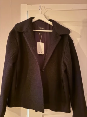Kappa - En jättefin svart kappa ifrån Monki som är supervarm, en perfekt höstjacka. I nyskick då den är helt oanvänd🥰