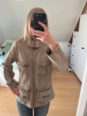 Beige mockajacka med fickor