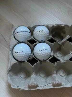 Vita golfbollar TaylorMade TP5, TP5x och RBZ soft  - Säljer fem stycken vita golfbollar av modellen TaylorMade TP5 och TP5x. Sen 2 st bollar av modellen RBZ soft. Bollarna har klassisk dimple-design och är perfekta för dig som vill ha bra känsla och kontroll på golfbanan.