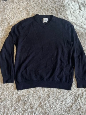 These glory days Merino tröja - Säljer denna riktigt snygga these glory days tröjan i Merino ull. Den är i fint skick utan defekter. Tröjan var från början en storlek XXL men har krympt och passar ungefär en M nu, därav det billiga priset.