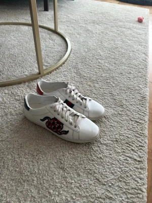 Gucci ace snake skor  - Gucci ace snake. Storlek:42. Box medföljer! Använt skick. Lite slitage på sulan, inget som märks. Pris kan diskuteras vid snabb affär.