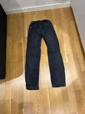 Mörkblå raka jeans från lab industries  - Säljer ett par mörkblå jeans med raka ben och resår i midjan. Jeansen har klassiska bakfickor och framfickor, samt en enkel design utan slitningar. Perfekta för en avslappnad och stilren look.