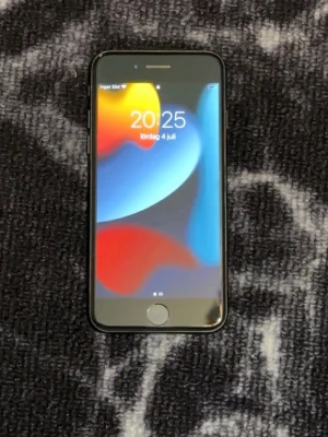 Iphone 7 - Säljer denna iPhone 7 som jag fick som gåva. Inget fel på den men den används inte. Skicka ett DM vid intresse 
