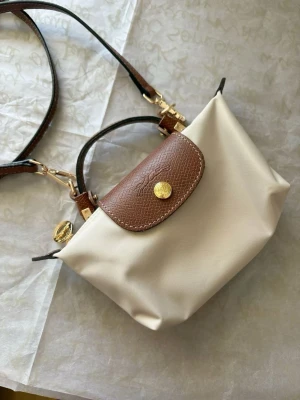 Longchamp väska - Har fått denna fina väska men den har aldrig kommit till användning så tänkte att någon annan kunde ha den istället :) 