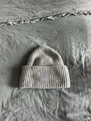 Grå acnemössa  - Säljer nu min favvi mössa från acne studios. Fint skick! Nypris 1700💕