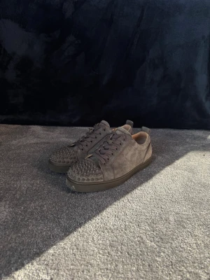 Christian Louboutin  - Ett par super fräscha skor perfekta till hösten som säljs till ett super pris, storlek 42,5. Bara höra av er vid frågor! Svarar snabbt! 💨 
