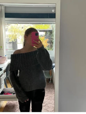 Mörkgrå off shoulder stickad tröja - en jättefin och mysig offshouldertröja, perfekt till hösten!!💕💕💕