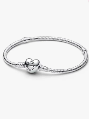 Pandora silverarmband med hjärtlås - Snyggt armband i silver från Pandora med ett hjärtformat lås. Levereras i original ask. Knappt använt då jag redan har ett annat❣️❣️