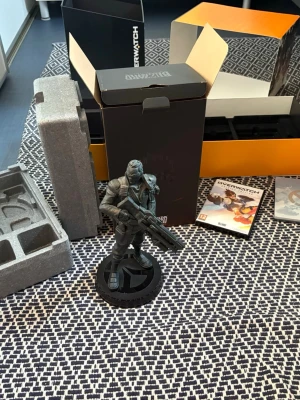 Overwatch Collector's Edition PS4 - Säljer Overwatch Collector's Edition till PS4. Innehåller spelet, en detaljerad Soldier: 76-staty i grå plast, exklusiv samlarbox och originalförpackning. Perfekt för dig som älskar Overwatch och vill ha något extra till samlingen.