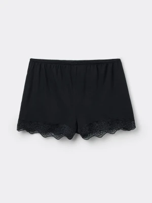 Svarta pyjamasshorts med spetskant - Snygga svarta pyjamasshorts med spets. Sååå skönt material. Aldrig använda, endast testade. Köpta i Palma🖤🖤