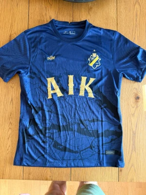 AIK ”Royal Edition” tröja  - AIK ”Royal Edition” tröja, storlek M, helt ny utan prislapp!