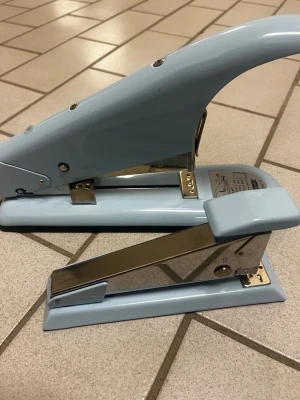 Två ljusblå häftapparater - Säljer två ljusblå häftapparater i metall, en större modell och en mindre. Perfekta för skrivbordet eller för att ha en på jobbet/skolan och en hemma. Snygg retrostil och väldigt stabila. Kan sälja ena för sig för 30kr. Men skriv vid intresse😊