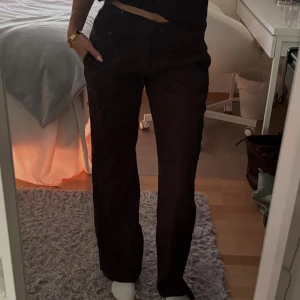 Lågmidjade linnebyxor  - Lågmidjade linnebyxor från Malady i storlek 34 regular, jag är 164 och de passar perfekt <3 endast använda ett fåtal gånger 