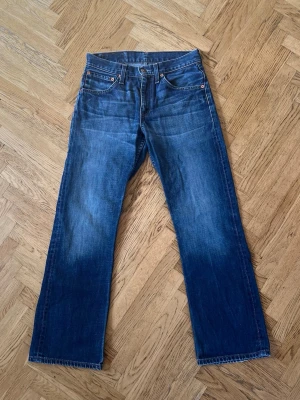 Levi’s 507 bootcut - Säljer dessa blåa Levi’s jeans i modell 507! | W28/L30 | Mycket fint skick! | Vid funderingar eller liknade är det bara att skriva!🤩🤝
