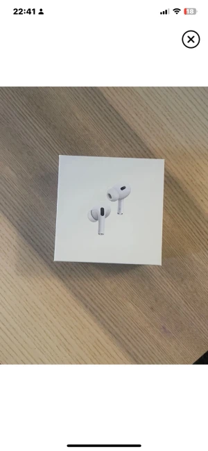 Apple AirPods Pro 2nd generation - Säljer AirPods Pro 2a genhelt nya och oöppnade i originalkartong.  Originalkartong och laddningsfodral medföljer.  Anledningen till försäljningen är att jag redan har ett par och därför inte har någon användning för dessa.  Vid intresse kan jag skicka fler bilder och svara på frågor.  Pris: 1 000kr. Priset kan diskuteras vid en smidig affär. 😊 