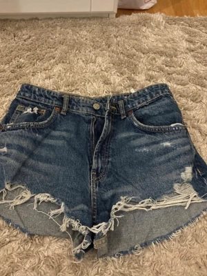 Blå jeansshorts med fransig kant - Blå jeansshorts i trendiga modellen från Zara, använda Max 2 gånger då de inte kommer till användning 
