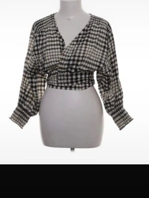söt blus - Söt blus från Zara, går att knyta både bak och fram i bra skick!