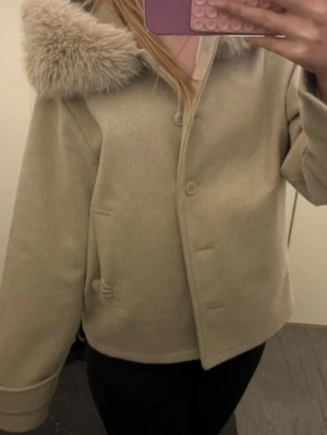 Beige kappa med pälsluva - Snygg beige kappa med stor päls luva, knappt använd☺️