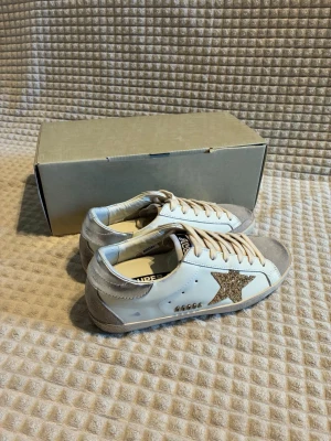 Golden Goose skor - Säljer ett par Golden Goose Super-star åt min flickvän då dom tyvärr inte passade. De är i storlek 38. Kvitto finns självklart. Hör av dig om du har frågor eller prisförslag😊