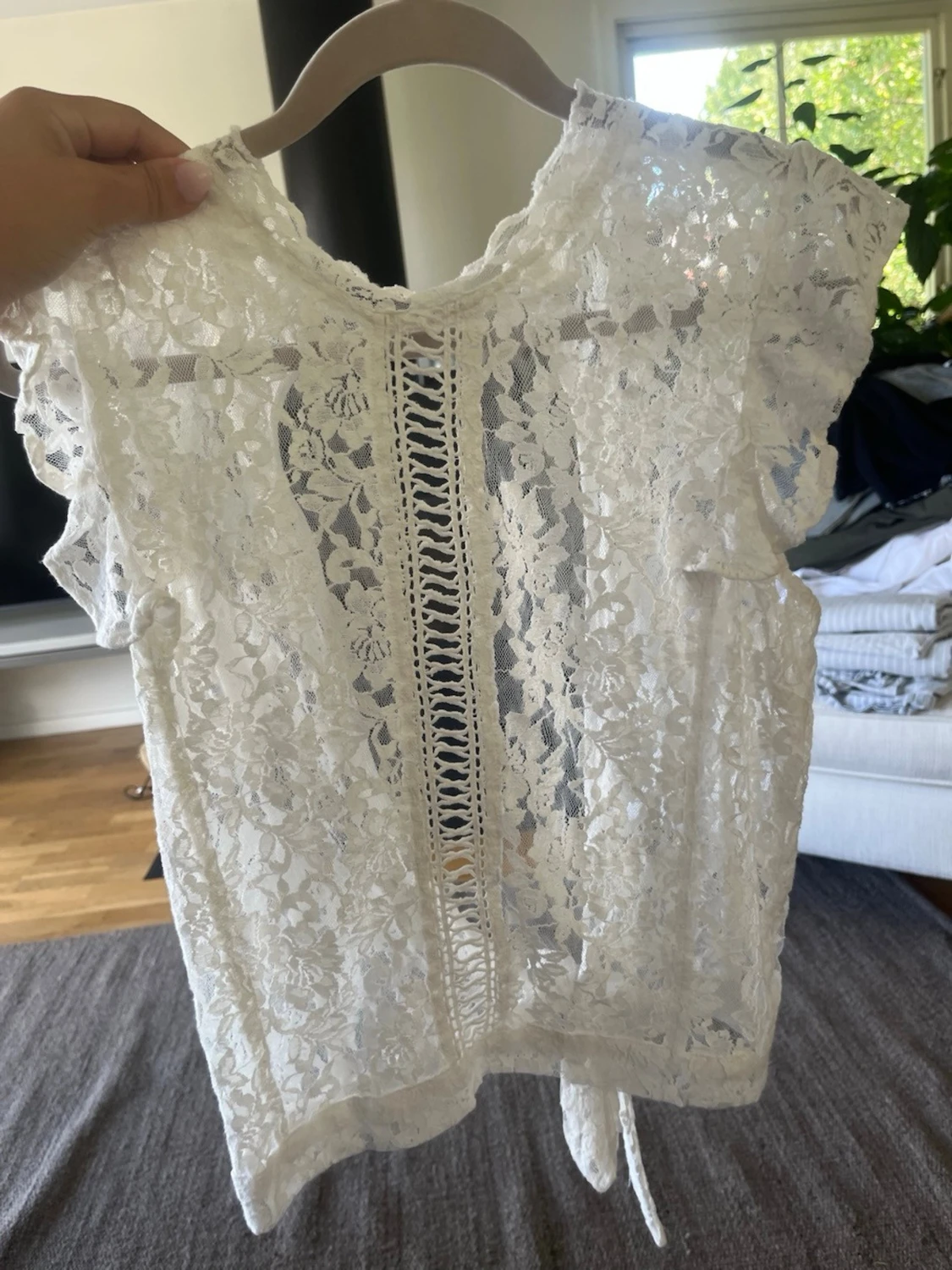 Vit spetsblus med volanger