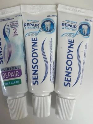 Sensodyne tandkräm Deep Repair - Tre tuber Sensodyne tandkräm Deep Repair & Protect. Vit tub med blå och lila detaljer, skruvkork och tydlig logga. Speciellt framtagen för känsliga tänder och djup rengöring. Perfekt för daglig tandvård.