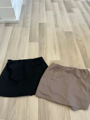 Kjolar  - Två kjolar från shein i storlek xs. De har inbyggda shorts. Aldrig använda.   Postar mellan 1-3 dagar efter köp.  Hör gärna av dig om du har frågor eller vill ha fler bilder!