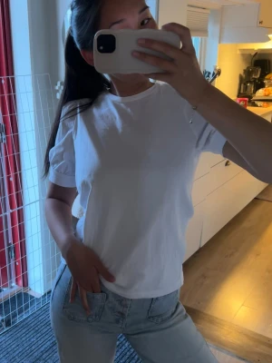 Vit t-shirt  - Säljer en vit t-shirt med lite puffiga ärmar!! Endast använd ett fåtal gånger och är superfin❤️❤️❤️