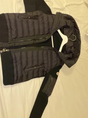 Moncler cardigen - En svart moncler cardigen som är skön och  väldigt bra skick. Den är knappt använd och det är bara att skriva privat för funderingar☺️