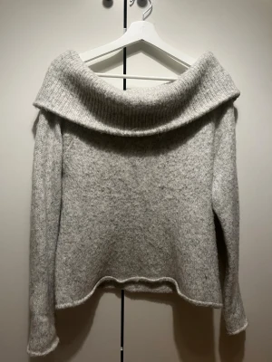 Ljusgrå off shoulder stickad tröja - Mysig ljusgrå off shoulder stickad tröja från Gina Tricot. Säljer eftersom den är för stor på mig och är använd bara en gång