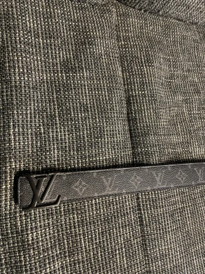 Svart   monogram bälte - Snyggt svart  med klassiskt monogrammönster och stor logga som spänne. Bältet har en stilren design och passar perfekt till jeans eller kostymbyxor. Materialet är skinn och färgen är mörk, vilket ger en exklusiv känsla.