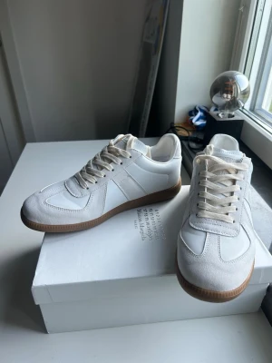 Vit Gråa Maison Margiela Gats  - Vita o gråa Maison margiela Gats skor i storlek 41. Helt nya Oanvända. Med box