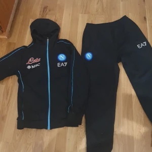 Napoli tracksuit - Napoli tracksuit  Tröjan är i M Byxan är i xl men sitter som en större M. Riktig snygg och skön tracksuit.