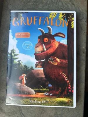 Gruffalon DVD - DVD-film med "Gruffalon". Filmen är baserad på barnboken av Julia Donaldson och Axel Scheffler. Svenskt tal finns tillgängligt. Känd från SVT.  Finns på språk: Svenska, Danska, Norska, Finska   OBS!! skivorna är begagnade så det kan förekomma repor/hairlines på skivorna, men då jag kollar igenom alla filmer jag säljer garanterar jag att alla funkar felfritt om inget annat står! :)