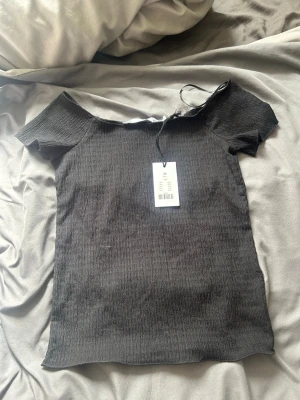 Svart ribbad offshoulder topp - Tröjan är endast provad en gång och säljer eftersom jag ej har användning utav den🩷