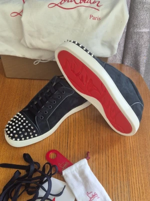 Mörkblåa Louboutins - Säljer dessa mörkblåa Louboutins i storlek 43. Dem är i extremt bra skick endast testade. Det som medföljer är box, 2st dustbags, en påse, ett skohorn och kort. Skriv vid frågor eller funderingar.