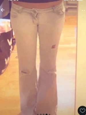Low waist jeans - Low waist bootcut jeans, köpta på vinted. Dragkedjan åker ner av sig själv och därav sitter det en hårsnodd som ska hålla uppe den (de va så när jag fick dom). Lite slitningar nertill också. Midjemått: 40cm. Innerbenslängd: 84cm.  Bilderna är från vinted annonsen jag köpte dom från!!🩷🥰