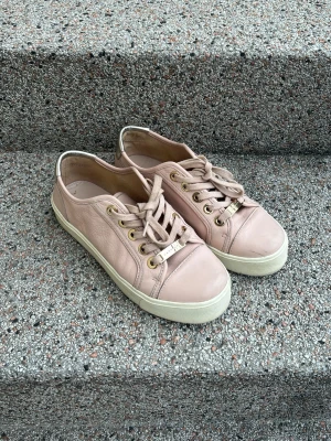 Kurt Geiger skor  - Intressekoll på dessa supersnygga ljusrosa Kurt Geiger skor med guldfärgade detaljer. Skick 7/10, storlek 36! 💖