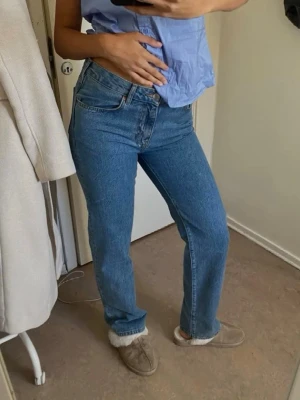Raka blå jeans - Säljer ett par raka jeans med mellan/låg midja. Aldrig andvänds i storlek W 25 L 32 passar i S. Gammal model från Carlings som inte säljs längre. Orginal pris  700 kr.