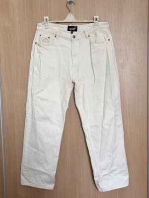 Welcome Jeans - Vita welcome jeans i strl 34. Använda och har små fläckar men inget större man ser (som på bilderna) 