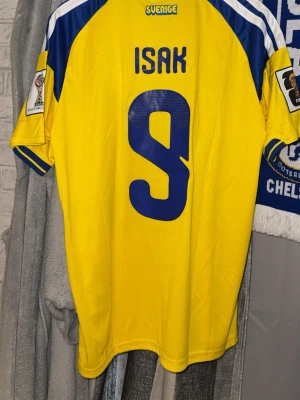 Sverige tröja  - En fin Sverige tröja med Isak på ryggen i storlek M.